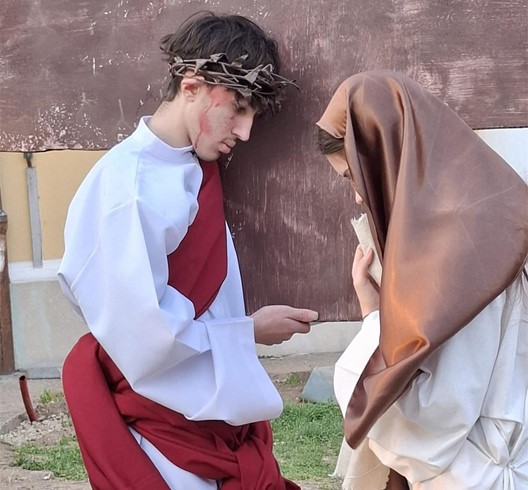 Krizmanici velikogoričke Župe Navještenja BDM predvodili križni put uz scenski prikaz Muke Gospodnje